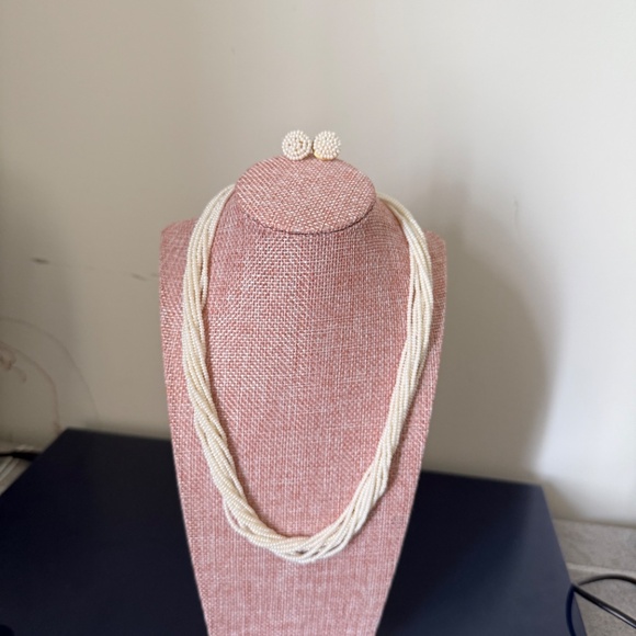 Twisted Multilayered Pearl Necklace with Studs - Picture 2 of 2